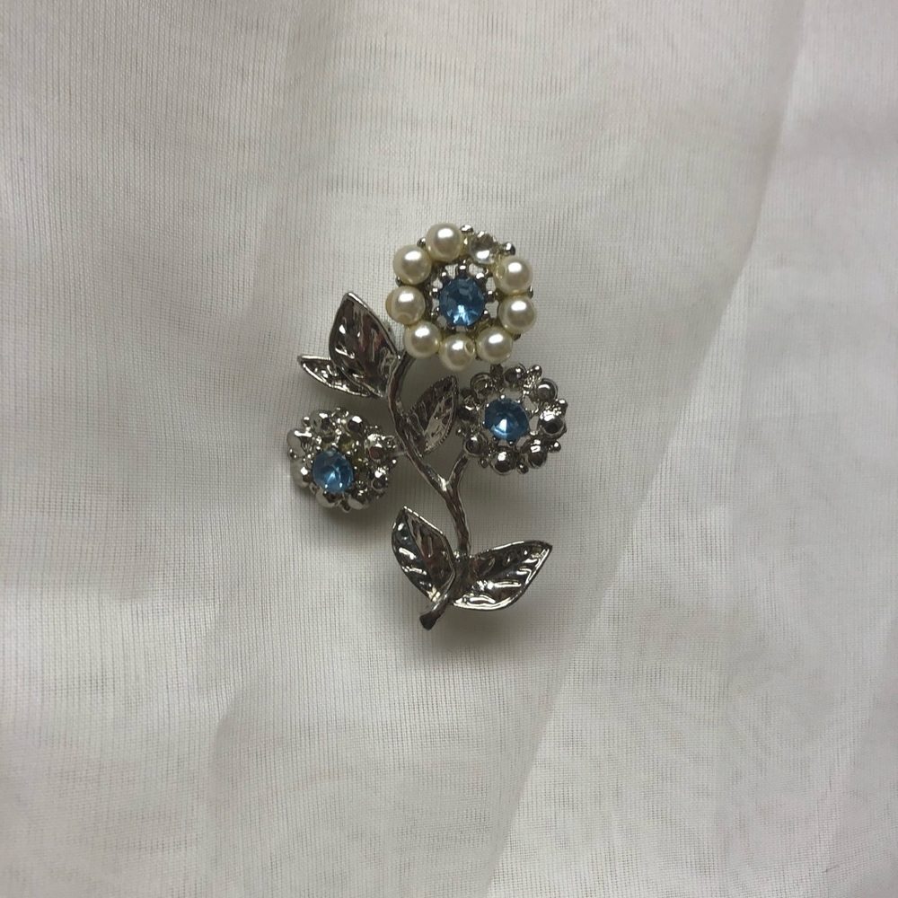 Flower Brooch - Picture 2 of 5
